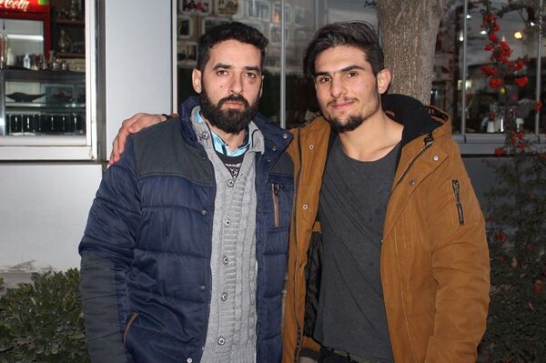 Suriyeli Mahmud elleri ile kazıyarak enkazdan kurtardığı depremzede çift ile buluştu - Sputnik Türkiye