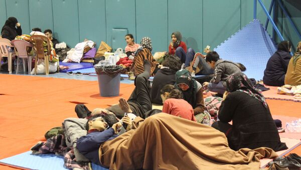 Elazığ’da meydana gelen 6.8 büyüklüğündeki depremde evleri hasar gören vatandaşlar, çadır kentlerin dışında spor salonunda da kalıyor. - Sputnik Türkiye