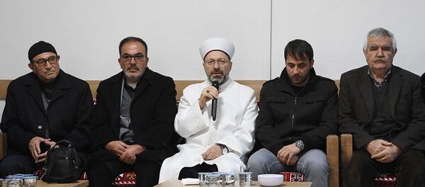 Diyanet İşleri Başkanı Ali Erbaş, Elazığ’da meydana gelen depremde hayatını kaybedenlerin yakınlarına taziye ziyaretinde bulundu. - Sputnik Türkiye