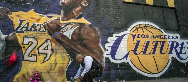Hayranları, Los Angeles'ta Kobe Bryant'ın resminin olduğu duvar önüne çiçek bıraktı. - Sputnik Türkiye