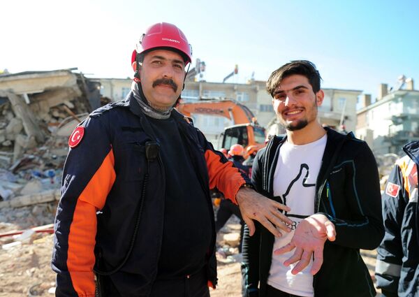 Soylu depremzedeleri enkazdan çıkaran SuriyeIi Mahmud'a teşekkür etti: 400 yıl aynı sancak altında yaşadık, biz kardeşiz - Sputnik Türkiye