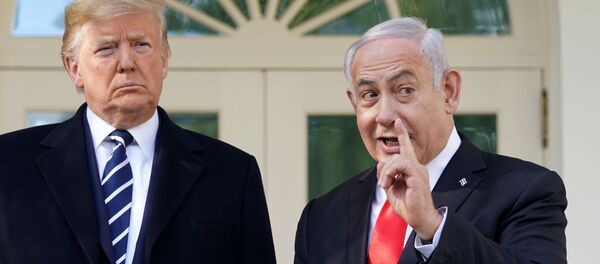  Donald Trump ile Benyamin Netanyahu Beyaz Saray'daki Oval Ofis'in dış kapısında şakalaşırken - Sputnik Türkiye