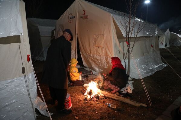 Ailesiyle çadırda kalan Tarık Gencer adlı yaşlı adam, çadırlarda ısınma sorunu olduğunu belirterek, şöyle konuştu: - Sputnik Türkiye