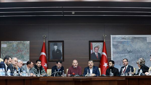 İçişleri Bakanı Süleyman Soylu, Sağlık Bakanı Fahrettin Koca, Çevre ve Şehircilik Bakanı Murat Kurum ile Gençlik ve Spor Bakanı Mehmet Muharrem Kasapoğlu, Elazığ Valiliğinde basın açıklaması yaptı. - Sputnik Türkiye