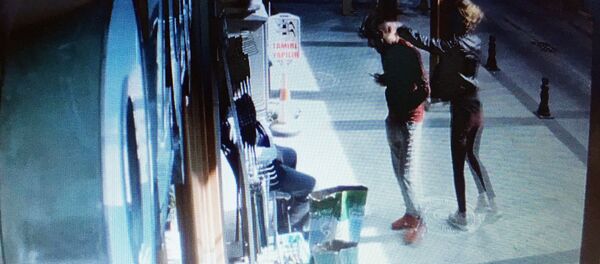 Kırşehir’de bir kadının, telefonla uğraşan erkeğin ensesine tokat atması sonucunda kavga çıktı - Sputnik Türkiye