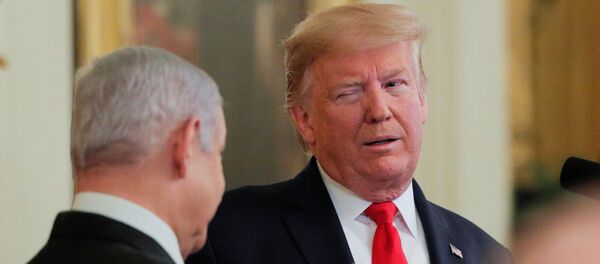 Donald Trump ile Benyamin Netanyahu Beyaz Saray'da Yüzyılın Anlaşması'nı takdim ederken - Sputnik Türkiye