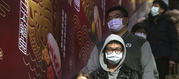 Koronavirüse karşı maske önlemi alan insanlar - Sputnik Türkiye