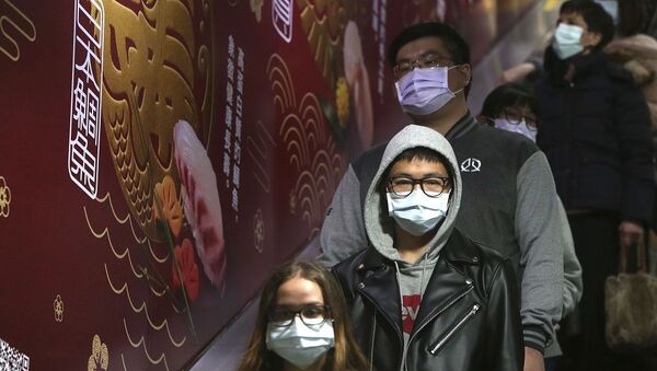 Koronavirüse karşı maske önlemi alan insanlar - Sputnik Türkiye
