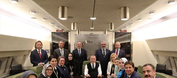  Recep Tayyip Erdoğan, Senegal dönüşü, uçak, gazeteciler - Sputnik Türkiye