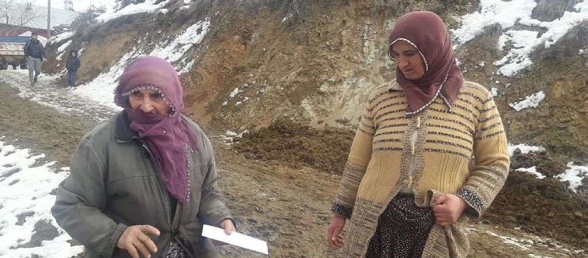 İstanbul’un çeşitli semtlerinde dar gelirli ailelere para dağıtan hayırsever iş insanı, bu kez 6.8 büyüklüğündeki depremin vurduğu Elazığ’da ortaya çıktı. ‘Robin Hood’, kent merkezi ve köylerdeki depremzedelere zarf içinde para yardımında bulunup bakkal borçlarını kapattı. - Sputnik Türkiye, 1920, 29.01.2020