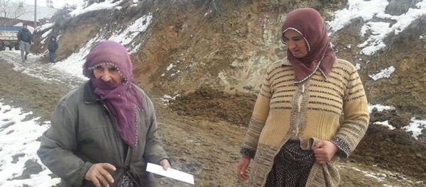 İstanbul’un çeşitli semtlerinde dar gelirli ailelere para dağıtan hayırsever iş insanı, bu kez 6.8 büyüklüğündeki depremin vurduğu Elazığ’da ortaya çıktı. ‘Robin Hood’, kent merkezi ve köylerdeki depremzedelere zarf içinde para yardımında bulunup bakkal borçlarını kapattı. - Sputnik Türkiye