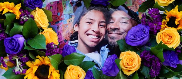  Los Angeles Lakers'ın oynadığı Staples Center önünde oluşturulan Kobe-Gianna Bryant anma noktası - Sputnik Türkiye