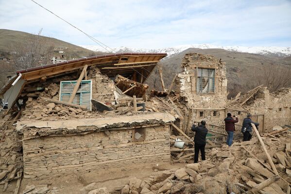 Elazığ’da meydana gelen 6.8 şiddetindeki depremin ardından yaralar sarılıyor. Depremden en çok etkilenen ve tüm evlerin yerle bir olduğu Sivrice İlçesi’ne bağlı Çevrimtaş Köyü’nde hasar tespit çalışmaları tamamlandı.  - Sputnik Türkiye