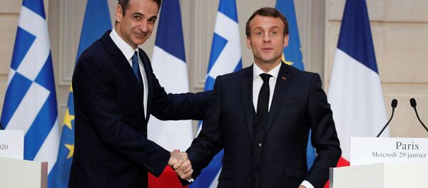 Fransa Cumhurbaşkanı Emmanuel Macron (sağda) Elysee Sarayı'nda Yunanistan Başbakanı Kiriakos Miçotakis'i ağırlarken - Sputnik Türkiye
