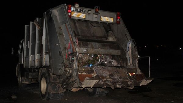 Antalya'nın Gazipaşa ilçesinde çöp kamyonuyla çöp toplayan 2 işçi ve şoför, kimyasal maddeden zehirlenme şüphesiyle hastaneye kaldırıldı. - Sputnik Türkiye