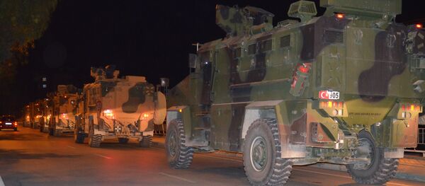 Türk Silahlı Kuvvetleri'nin (TSK) Suriye sınırındaki birliklere takviye amaçlı askeri araç ve mühimmat sevkiyatı Hatay'ın Kırıkhan ilçesinden devam ediyor. - Sputnik Türkiye