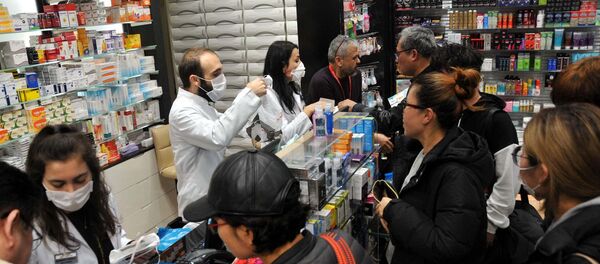 Koronavirüsten korunmak isteyen yolcular nedeniyle İstanbul Havalimanı'ndaki eczanelerde koruyucu maske satışında artış yaşandı.  - Sputnik Türkiye
