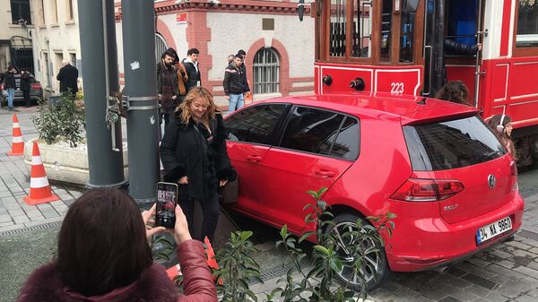 Taksim'de nostaljik tramvay arabaya çarptı, fotoğraf kuyruğu oluştu - Sputnik Türkiye