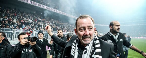 Beşiktaş Kulübü, yeni teknik direktörü Sergen Yalçın'a 1.5 yıllık sözleşme imzalattı.  Vodafone Park'taki törene 20 bin taraftar katıldı. - Sputnik Türkiye