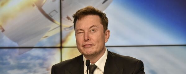 Elon Musk, SpaceX Crew Dragon deneme uçuşu için Kennedy Uzak Merkezi'nde basın toplantısı düzenlerken - Sputnik Türkiye