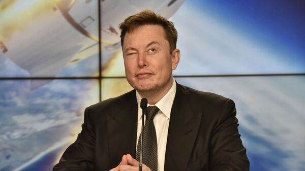 Elon Musk, SpaceX Crew Dragon deneme uçuşu için Kennedy Uzak Merkezi'nde basın toplantısı düzenlerken - Sputnik Türkiye