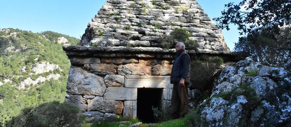 Yıllarca adaklar adanan türbe, Yunan savaşçının anıt mezarı çıktı - Sputnik Türkiye