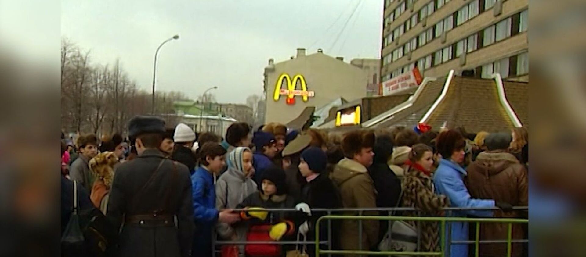 Beş bin kişilik kuyruk: 31 Ocak 1990’da Rusya’nın ilk McDonalds restoranı açıldı - Sputnik Türkiye, 1920, 31.01.2020
