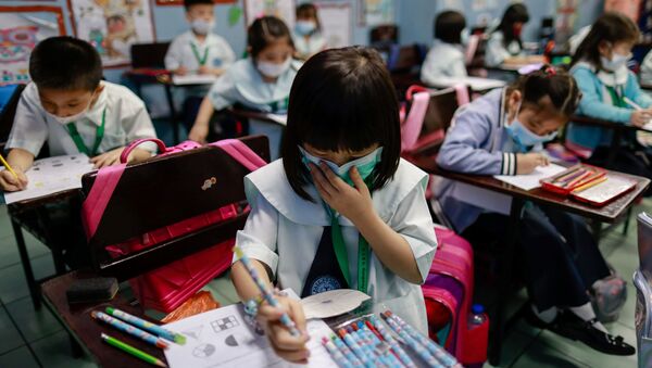 Filipinler'de Çinlilere eğitim veren okulda öğrenciler maske takarak derslere katılıyor.  - Sputnik Türkiye