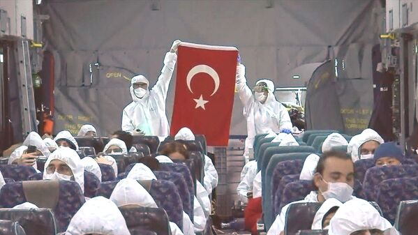 Uçakta Türk bayrağı açıldı. - Sputnik Türkiye