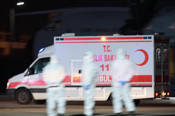 Sağlık Bakanlığınca planlanan büyük tahliye operasyonu kapsamında, 2 enfeksiyon uzmanı, 4 enfeksiyon kontrol hemşiresinin de yer aldığı Türk Silahlı Kuvvetlerine ait A400M tipi uçak dün saat 12.05'te Çin'in Vuhan kentine hareket etmişti. Uçakla, Çin'e tıbbi yardım malzemesi de taşınmıştı. - Sputnik Türkiye