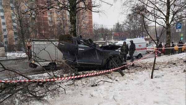 Rusya’da ağaçlara çarpan lüks araç ikiye bölünürken, 2 kişi hayatını kaybetti. - Sputnik Türkiye