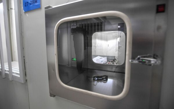 Huoshenshan Hastanesi'ndeki odalarla koridor arasında bulunan bu çift taraflı kabinler, sağlık ekiplerinin odaya girmeden ilaç, maske gibi malzemeleri iletmesine olanak sağlayacak. - Sputnik Türkiye