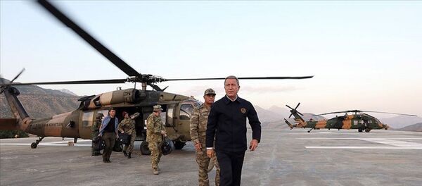 Milli Savunma Bakanı Hulusi Akar, Karargah'ta yapılan kısa durum değerlendirmesinin ardından, TSK’nin komuta kademesiyle Suriye sınırına gitti. - Sputnik Türkiye