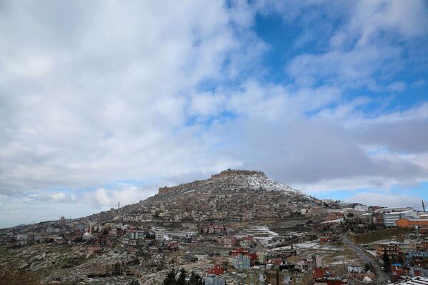 Kış aylarında yağan kar ve kalenin üstünden eksilmeyen bulutlar, güzel bir manzara ortaya çıkarıyor. - Sputnik Türkiye