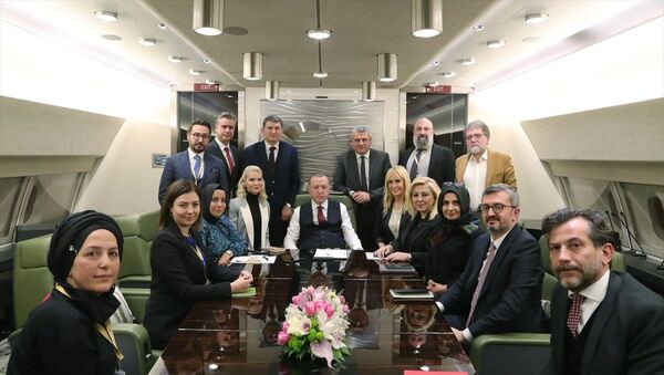 Recep Tayyip Erdoğan, Ukrayna dönüşü, uçak, gazeteciler - Sputnik Türkiye