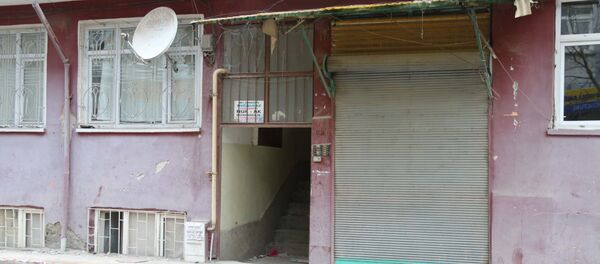 Depremde hasar gören apartmanların demir kapıları çalındı Depremde hasar gören apartmanların demir kapıları çalındı - Sputnik Türkiye