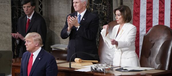 Trump'ın konuşması sırasında arkasında Başkan Yardımcısı Mike Pence ve Temsilciler Meclisi Başkanı Nancy Pelosi yer aldı.  Pelosi'nin Trump'ın konuşma metninin kopyasını yırtıp atması da kameralara yansıdı. - Sputnik Türkiye
