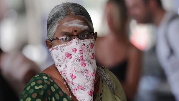 Çin'deki koronavirüs salgını nedeniyle maske takan insanlar - Sputnik Türkiye