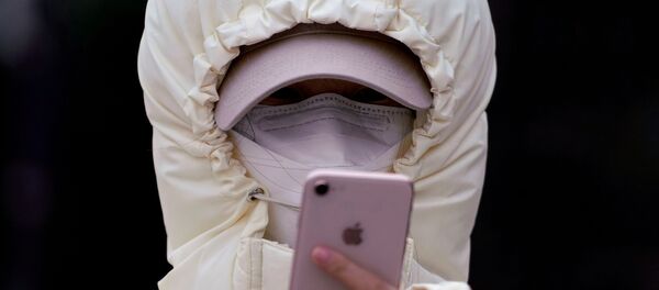 Çin'deki koronavirüs salgını nedeniyle maske takan insanlar Çin'deki koronavirüs salgını nedeniyle maske takan insanlar - Sputnik Türkiye