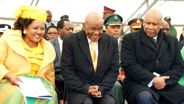 Başbakanlık yemin töreninde first lady Maesaiah Thabane, Başbakan Thomas Thabane ve Lesotho Kralı Letsie III (soldan sağa) - Sputnik Türkiye