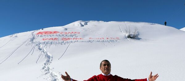 Hakkari'nin Demirtaş köyündeki 2 bin 800 rakımlı karla kaplı dağa çıkan Aydın, köylülerle birlikte okuduğu şarkının klibinde kuru otlarla üzerini kamufle edip, yer yer 1,5 metreyi bulan karda yürüdü. Hakkari'nin Demirtaş köyündeki 2 bin 800 rakımlı karla kaplı dağa çıkan Aydın, köylülerle birlikte okuduğu şarkının klibinde kuru otlarla üzerini kamufle edip, yer yer 1,5 metreyi bulan karda yürüdü. - Sputnik Türkiye