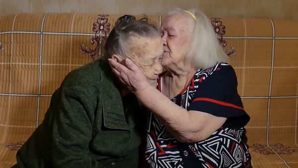Stalingrad Savaşı'nda birbirini kaybeden iki kız kardeş 78 sene sonra buluştu - Sputnik Türkiye