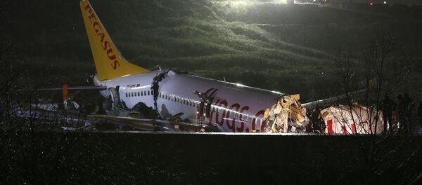 Sabiha Gökçen Havalimanı'na iniş yapan bir uçak pistten çıktı. Olay yerine çok sayıda itfaiye ve sağlık ekibi sevk edildi. Sabiha Gökçen Havalimanı'na iniş yapan bir uçak pistten çıktı. Olay yerine çok sayıda itfaiye ve sağlık ekibi sevk edildi. - Sputnik Türkiye