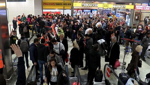 Sabiha Gökçen Havalimanı'nda yaşanan uçak kazasının ardından seferler iptal edildi. Havalimanında yolcu yoğunluğu oluştu. Yolcular otellere ve İstanbul Havalimanı'na yönlendirildi.  - Sputnik Türkiye