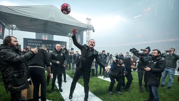 Beşiktaş Kulübünün yeni teknik direktörü Sergen Yalçın (ortada), düzenlenen törenle 1,5 yıllık sözleşmeye imza attı. İmza töreninin ardından teknik direktör Yalçın, taraftarlara top hediye etti. - Sputnik Türkiye