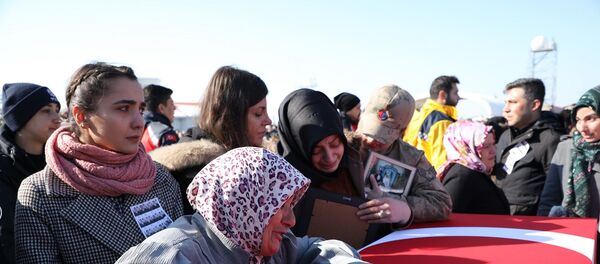 Çığ altında kalan güvenlik güçleri için tören: Aileler gözyaşlarına boğuldu - Sputnik Türkiye