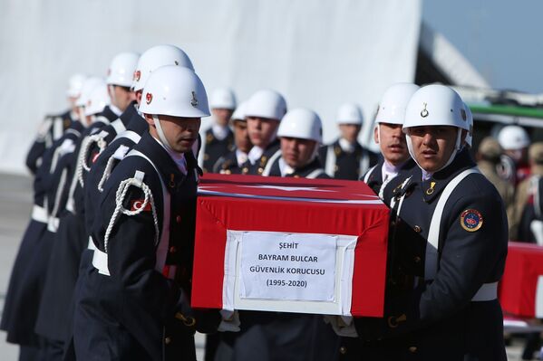 Jandarma Filo Komutanlığı'nda gerçekleştirilen tören için cenazeler ambulanslarla getirildi.  - Sputnik Türkiye