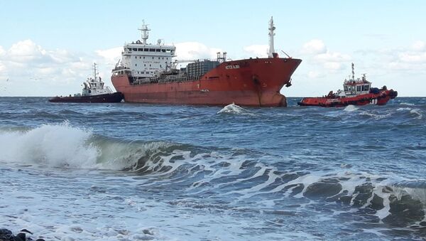 Yalova-İstanbul arasında motor arızası yapan petrol tankeri, şiddetli rüzgar sebebiyle Çınarcık sahilinde karaya oturdu. - Sputnik Türkiye
