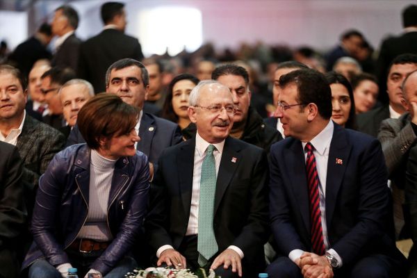 CHP İstanbul İl Kongresi başladı: 'Nasıl oldu da kendisini yakan bir insana karşı bu kadar kayıtsız kalabildik?'  - Sputnik Türkiye