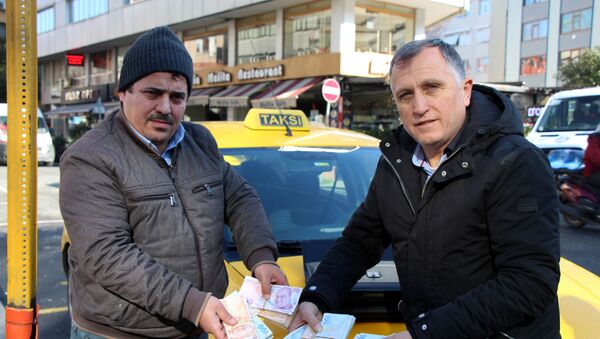 Taksisinde unutulan 70 bin lirayı sahibine teslim etti - Sputnik Türkiye